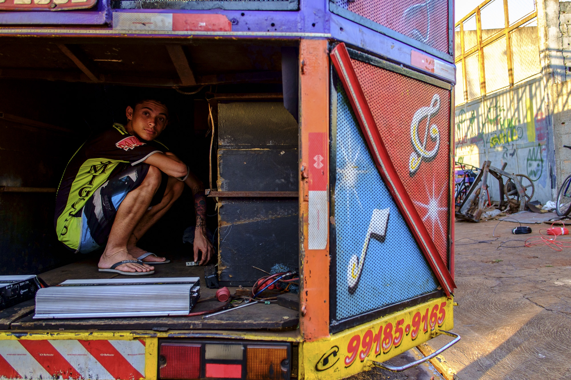 Com Homem-Aranha e Fofão dançarinos, carreta-balada chama atenção