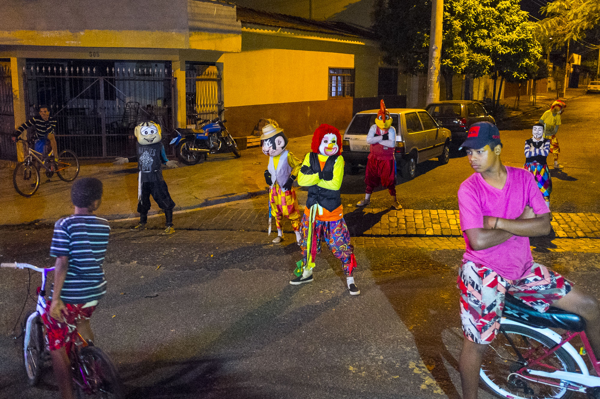 Inspirados na Carreta Furacão, dançarinos fantasiados levam