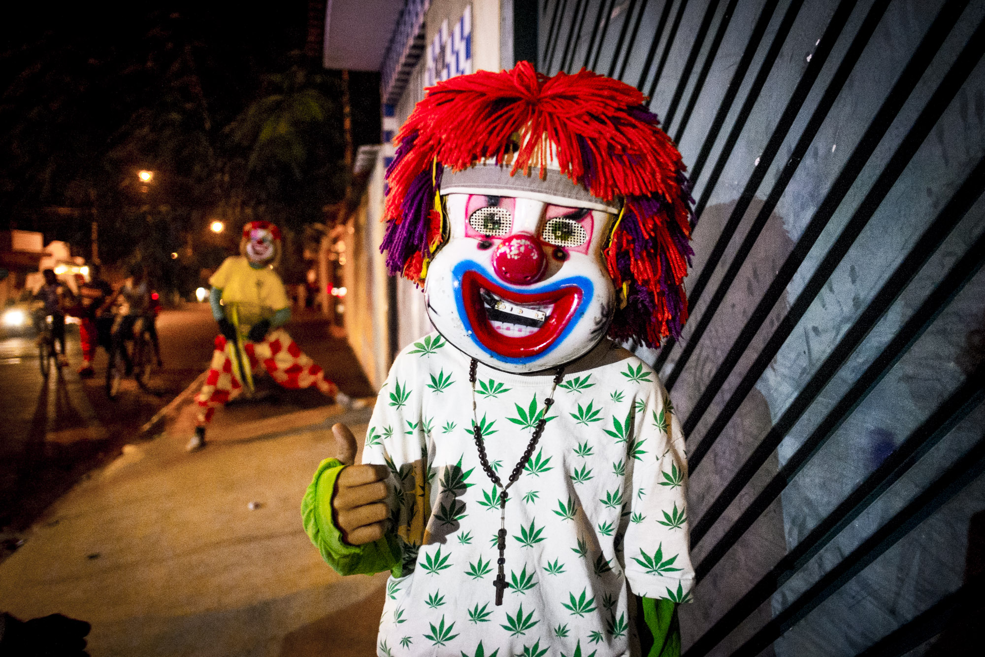 Com Homem-Aranha e Fofão dançarinos, carreta-balada chama atenção