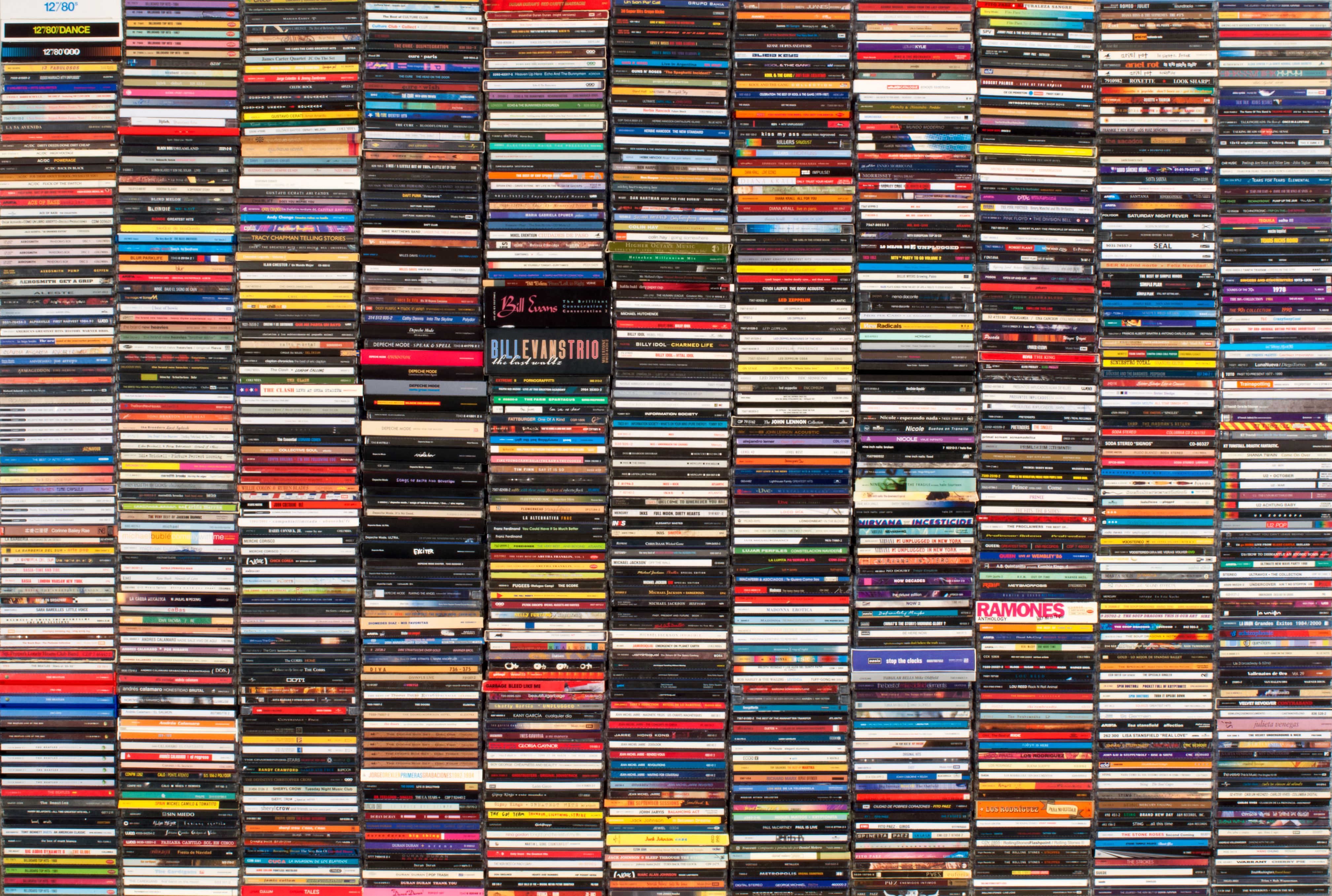 Cd s ru. Много дисков. Коллекция компакт дисков. Коллекция виниловых пластинок. Коллекция музыкальных дисков.